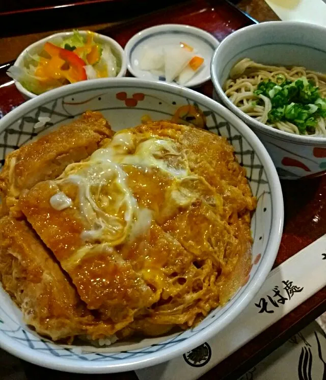 お蕎麦屋さんのカツ丼🐷甘めでした💦|Kashimanakitchenさん