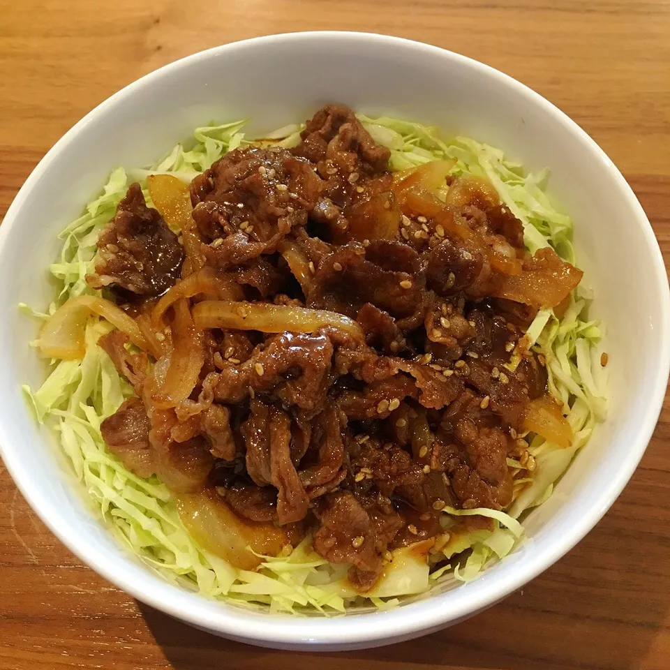 Snapdishの料理写真:本日のワンコインランチ☆
牛バラ焼き肉丼！お味噌汁、漬け物付きで500円です(^ ^)

高島平café&barAriel|café&bar Arielさん