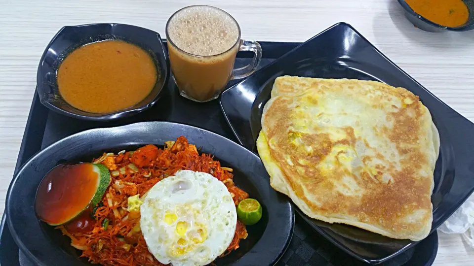 Lunch at Master Prata😆Beehoon Goreng😀Egg & Onion Prata + Fish Curry 🍛 😁Teh Tarik😙|🌷lynnlicious🌷さん