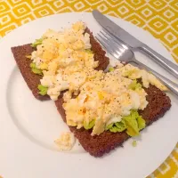 Scrambled eggs with avocado on rye toast|Kayleigh Calderbankさん