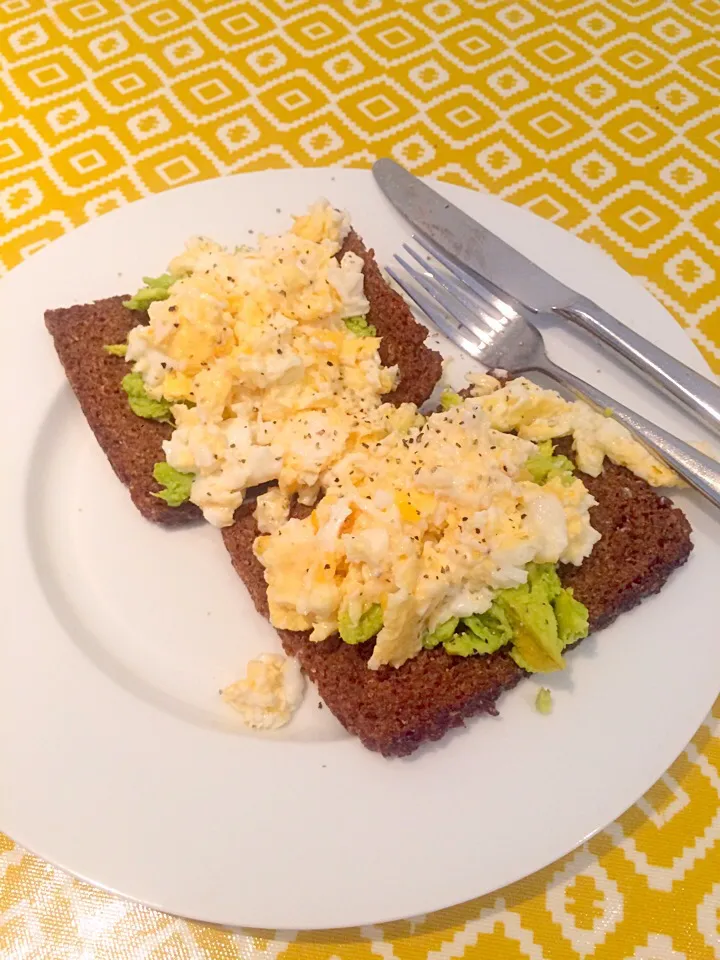 Scrambled eggs with avocado on rye toast|Kayleigh Calderbankさん