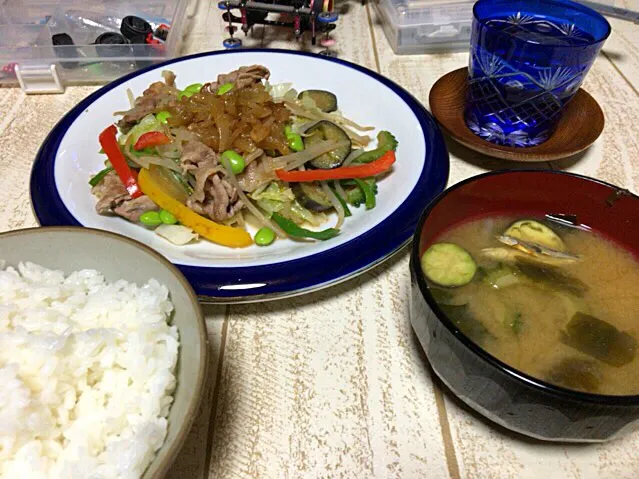 Snapdishの料理写真:今日の男飯(⌒-⌒; )野菜炒めwithオニオンブイヨンand味噌汁♫|ひーちゃんさん