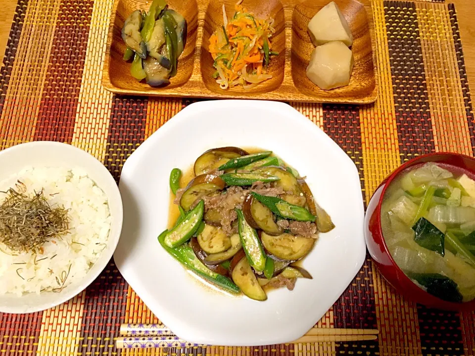 ♡夜ご飯〜なすとオクラの炒め物、副菜トリオ、お味噌汁、昆布のふりかけご飯〜♡|miyuさん