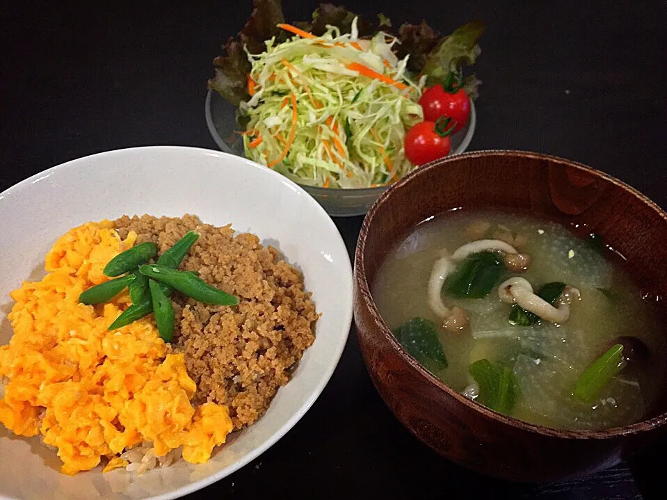 Snapdishの料理写真:⭐️2色そぼろ丼
⭐️大根と小松菜としめじの味噌汁
⭐️野菜サラダ  サウザンドレッシング|よっちぃさん