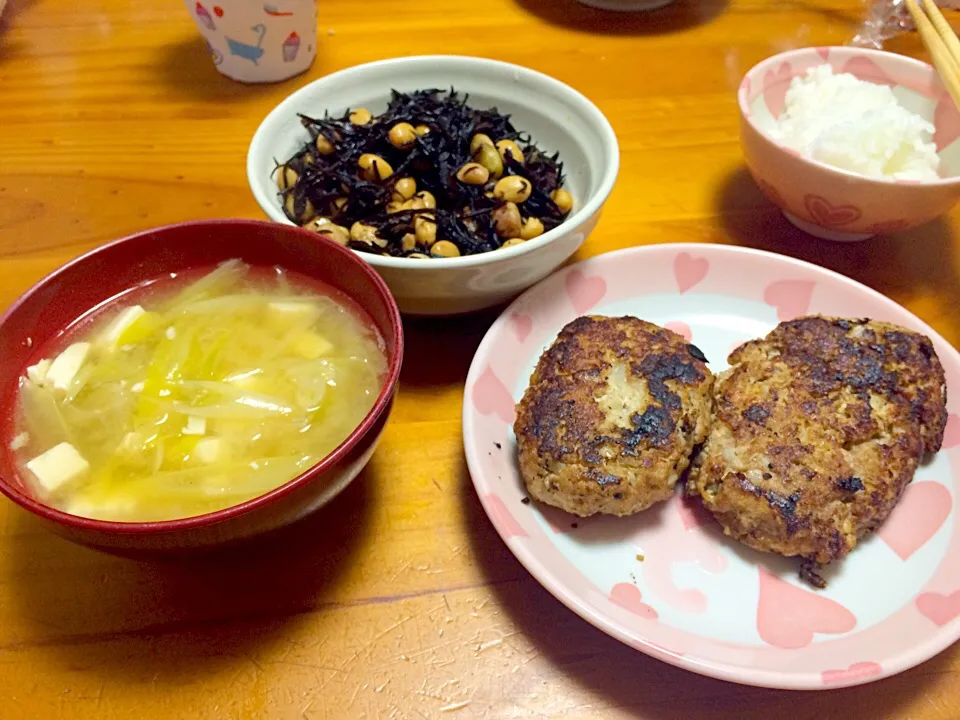 大豆とひじきの煮物
ネギ豆腐の味噌汁
豆腐ハンバーグ〔すこし焦げた💧|まやさん