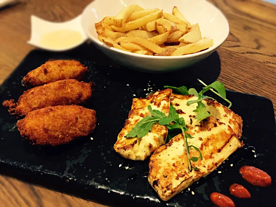 Halloumi, chilli poppers & fries|Sergio Lacuevaさん