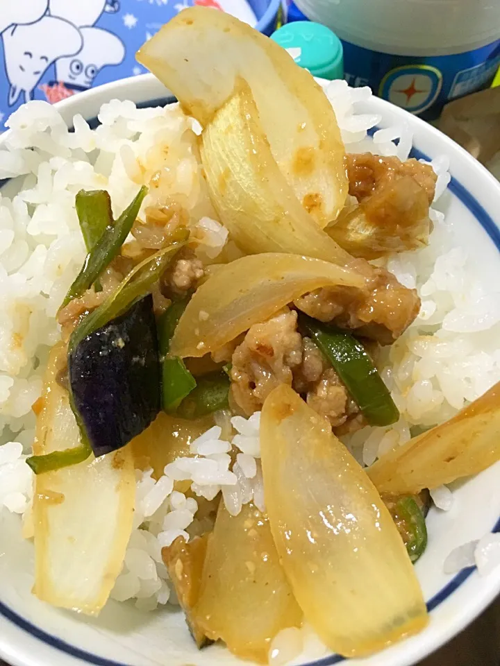 Snapdishの料理写真:なすと野菜のピリ辛いため
みそ 小さじ2と2分の1
砂糖 小さじ２
醤油小さじ2
みりん 小さじ２

ぴーまん １個細切り
ナス 1こ玉ねぎ 乱切り
鷹の爪1本 こぶちぎり
豚の細切れ 野菜と同量

肉いためる
野菜追加
むす
ナス柔かければおけ
鷹の爪いれる
軽くいためる
調味料まとめといたのいれる
からめる
しばら|るさん