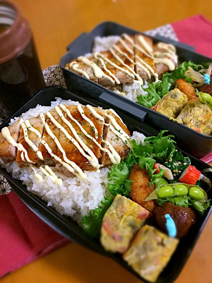 旦那ちゃん、息子君弁当🎶
ポークステーキ丼
梅ジャコふりかけ入卵焼き
ミートボール
小松菜ともやしの和え物
コロッケ(チン)|BooBooさん