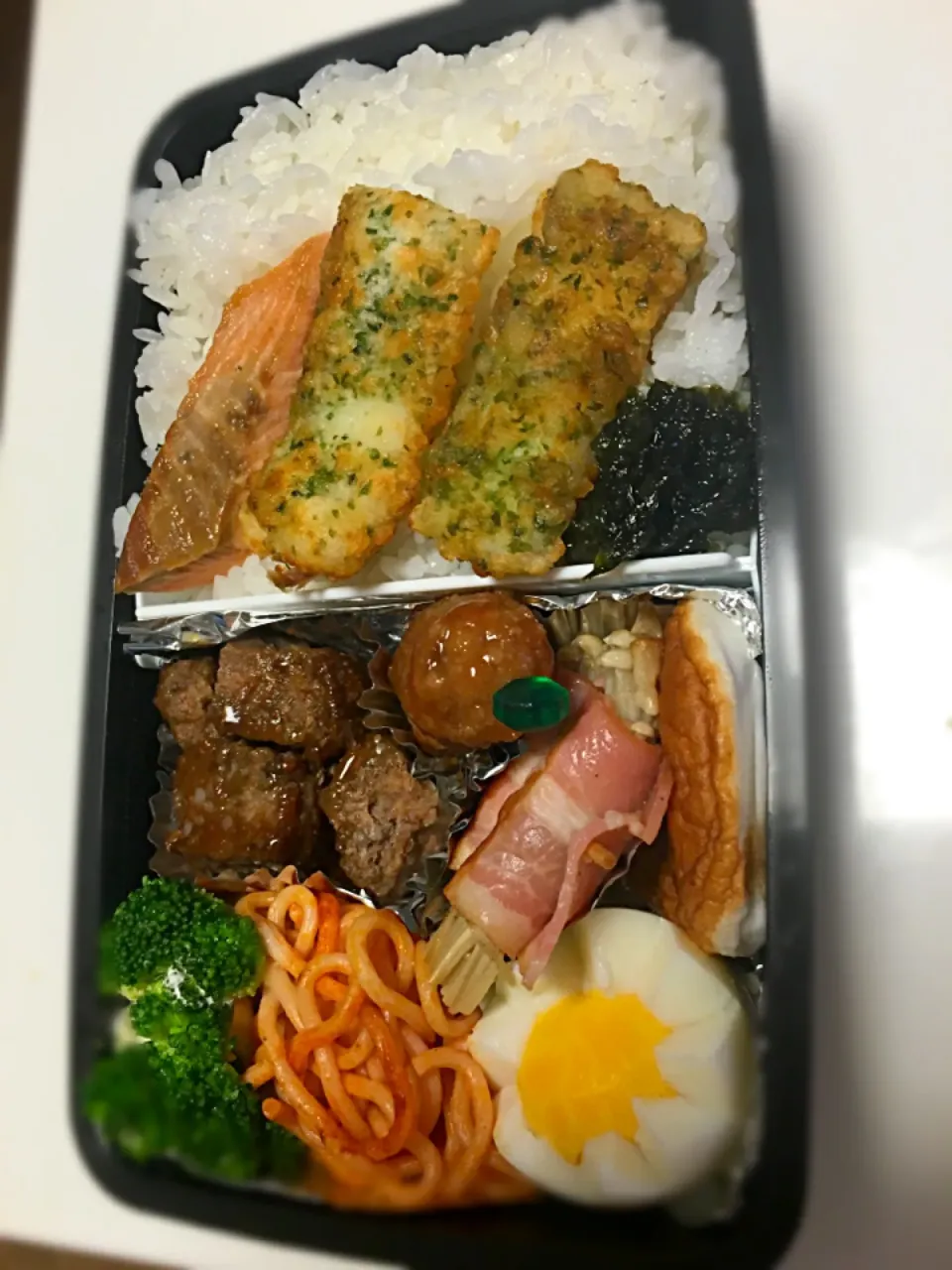 Snapdishの料理写真:彼弁💕

メニュー〜
焼き鮭
イカの磯辺揚げ
サイコロステーキ
ミートボール
エノキベーコン巻き
ゆで卵
ハンペン
ブロッコリー
イタリアンスパ

です😜💕|kanakoさん