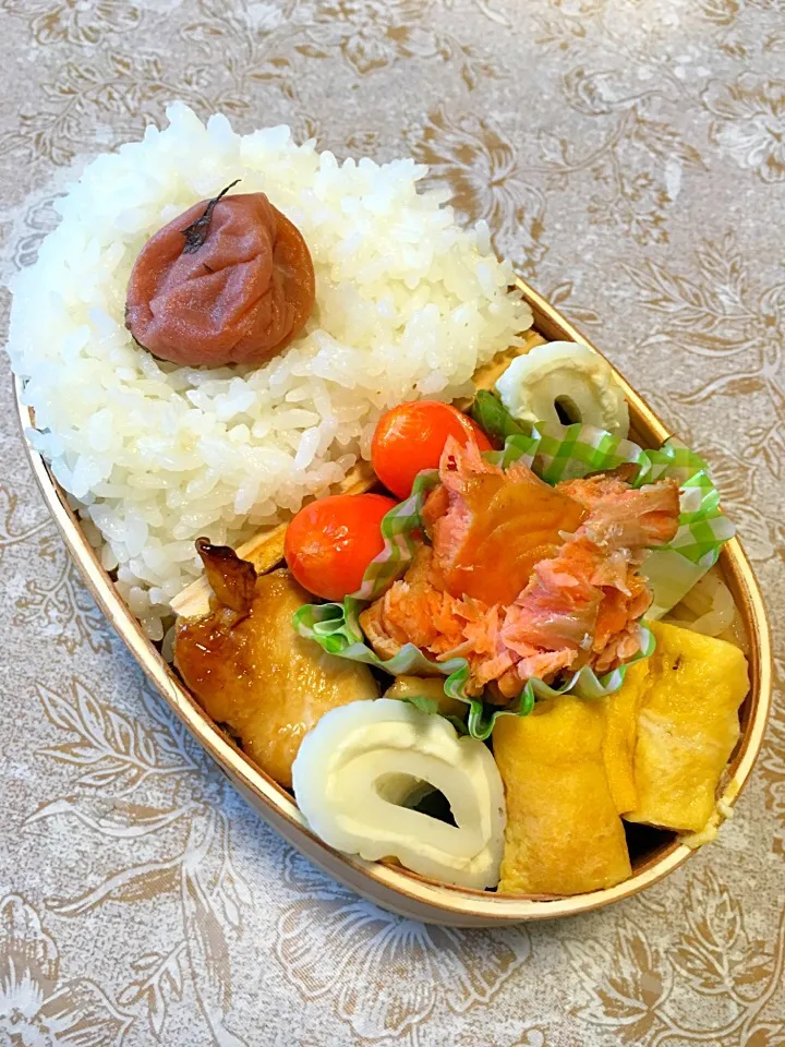 Snapdishの料理写真:週末がっつり息子弁当～♪
曲げわっぱは、小さいから入り切らないよ･･･。

卵焼き、シャケ塩焼き、赤ウインナー、
もやしとキムチのナムル、
焼き鳥、ピーマン炒めです。

自家製梅干そえました～(*ˊ˘ˋ*)♪
今日も、頑張っておいでー。|37(*ˊ˘ˋ*)♪さん