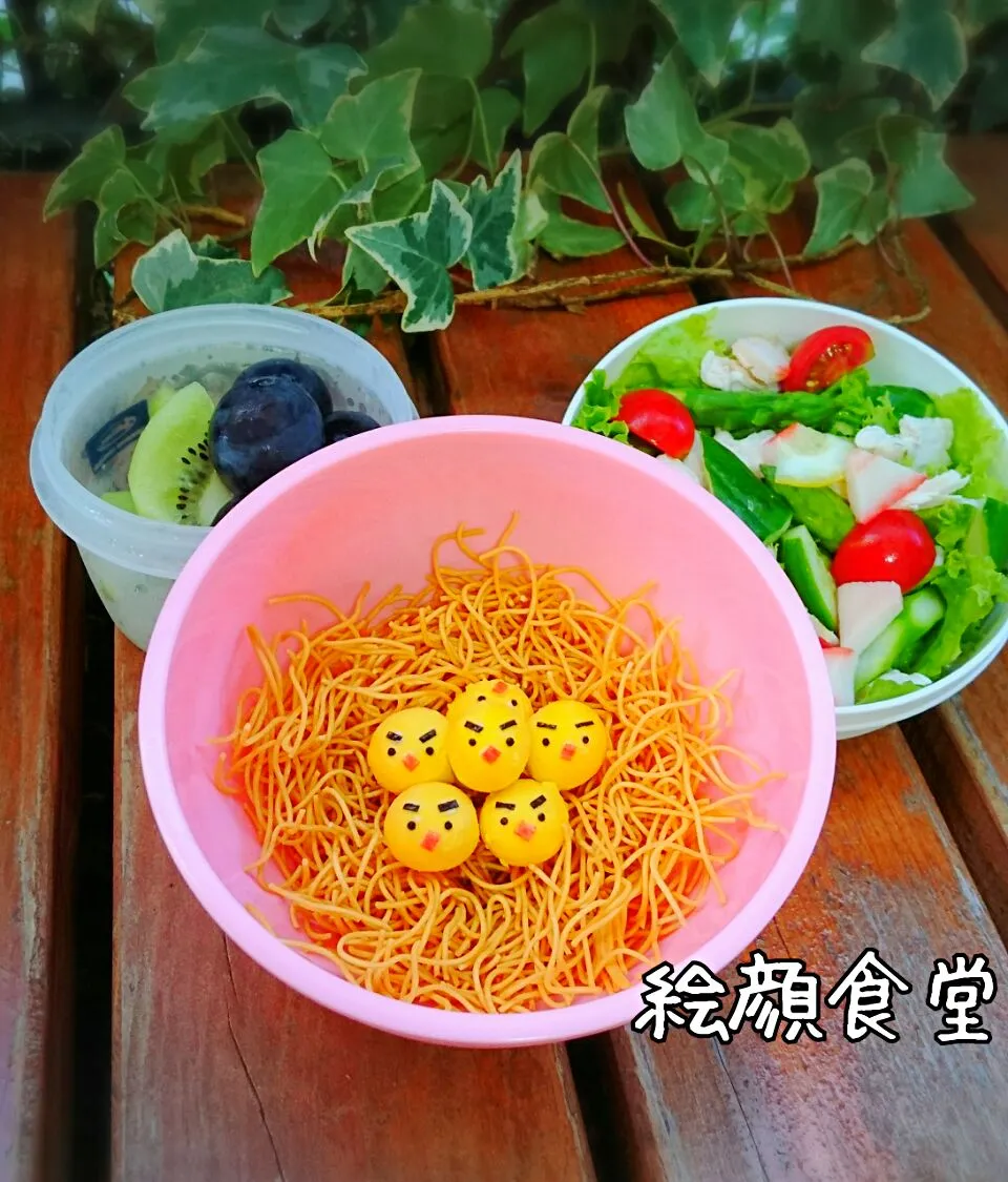 巣ごもりぴよ盛り🐥パリパリサラダ麺弁当|jun47さん