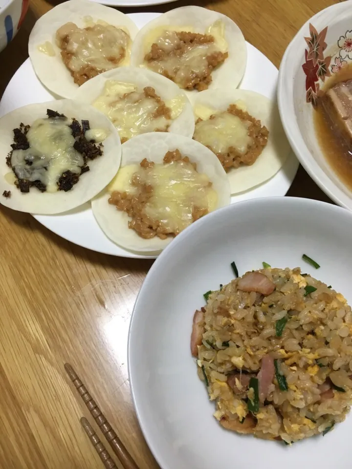 残り物救済  餃子の皮で納豆チーズピザ&ニラ玉炒飯|こむぎさん