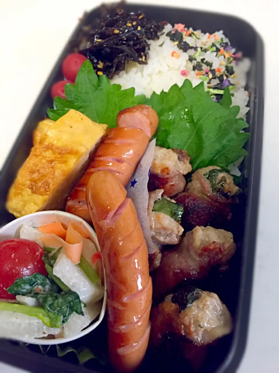 Snapdishの料理写真:今日の旦那弁当〜🎵梅しそ肉巻き餃子🍗ナシのサラダ🍏|hst117さん