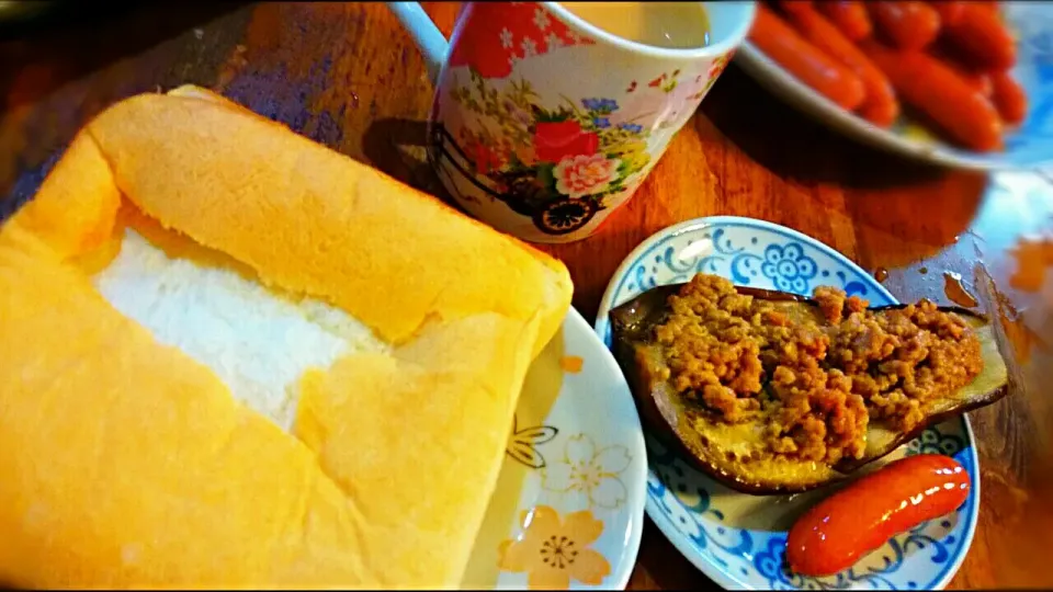 16'9/9 朝ごぱん🍞
トースト🍞茄子の肉味噌焼🍆ソーセージ🐷珈琲☕|メイメイda.さん