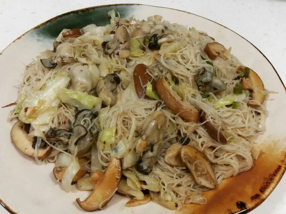 rice Noodle with oysters, mushroom and cabbage|steven z.y.さん