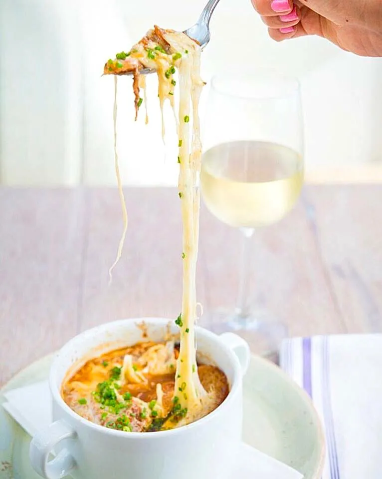 Caramelized onion & leek soup, gruyere cheese, oxtail broth, & grilled french bread on top😍👍🏼|🌺IAnneさん