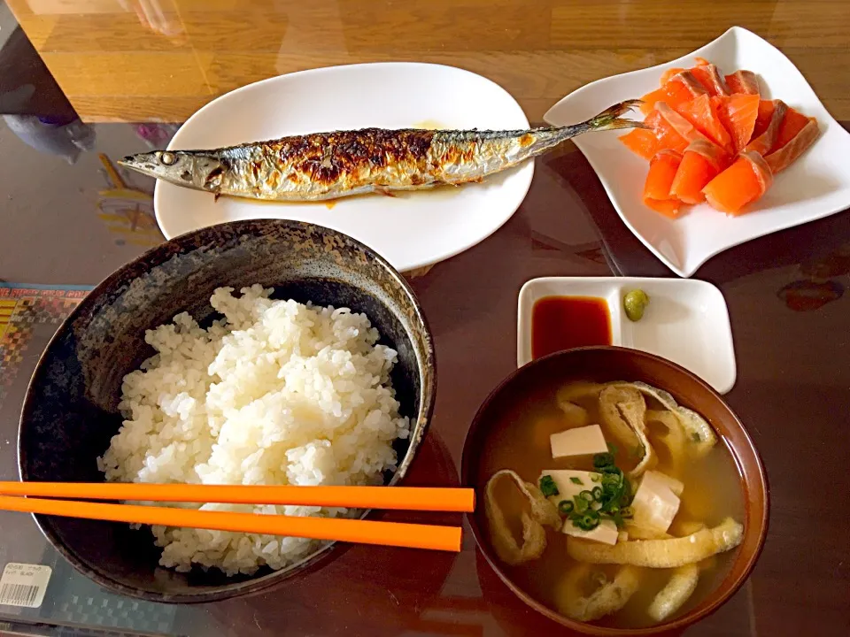 シンプルな朝食 新秋刀魚☆ サーモン刺身☆|ゆかねち☆さん