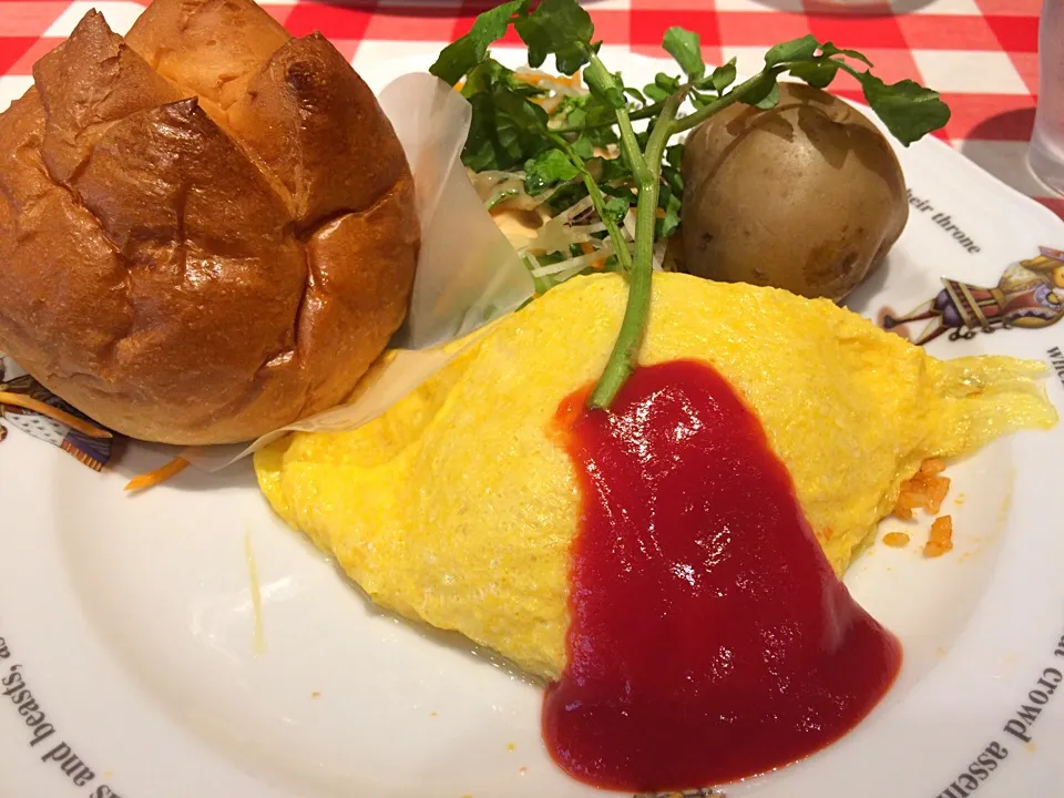 Omelette with Bread and Vegetable Salad for Lunch 🌴🍽🍷|Food Gardenさん