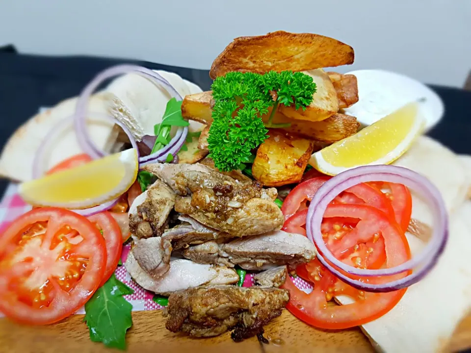 Snapdishの料理写真:greek chicken gyros platter|Luke Smithさん