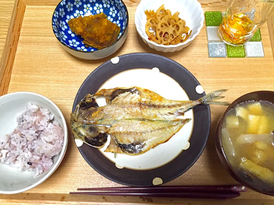 ＊晩ごはん＊
●アジの開き
●蓮根のきんぴら
●かぼちゃ煮物
●大根と油揚げのお味噌汁
●十六穀ごはん|ちゃかさん