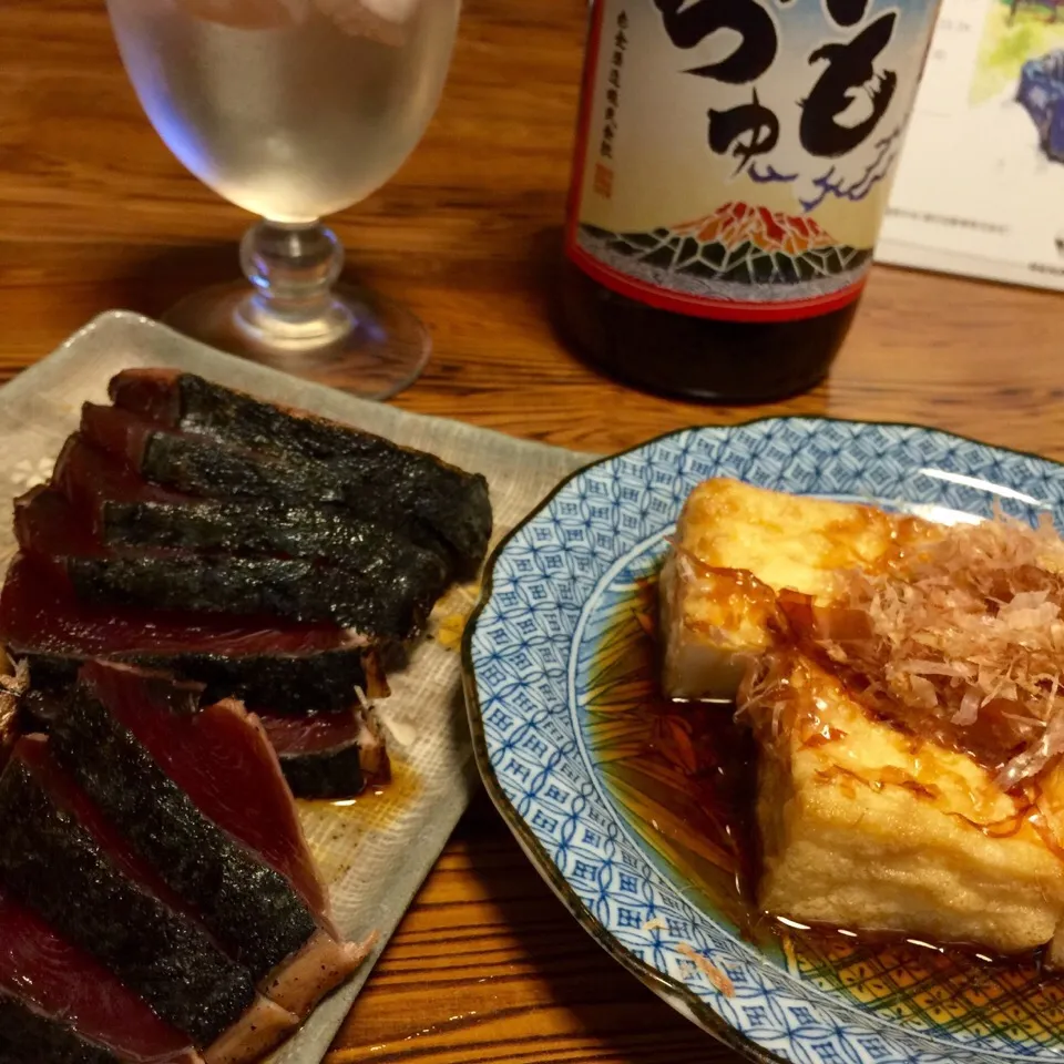 スーパーで買ったカツオのたたき。糸島あげ。焼酎はもらいもの。|織友さん