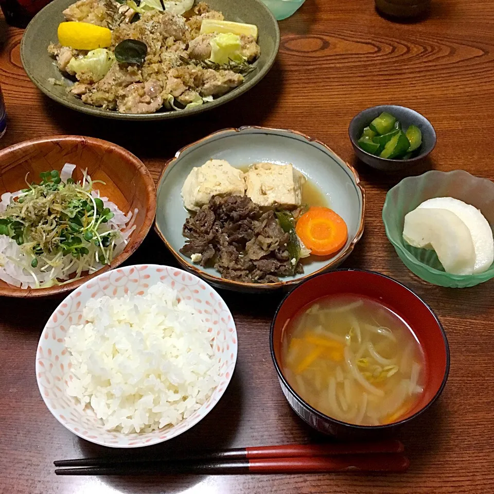 肉豆腐、コンソメスープ、大根のじゃこサラダ、たたききゅうり、梨🍳|めいこさん