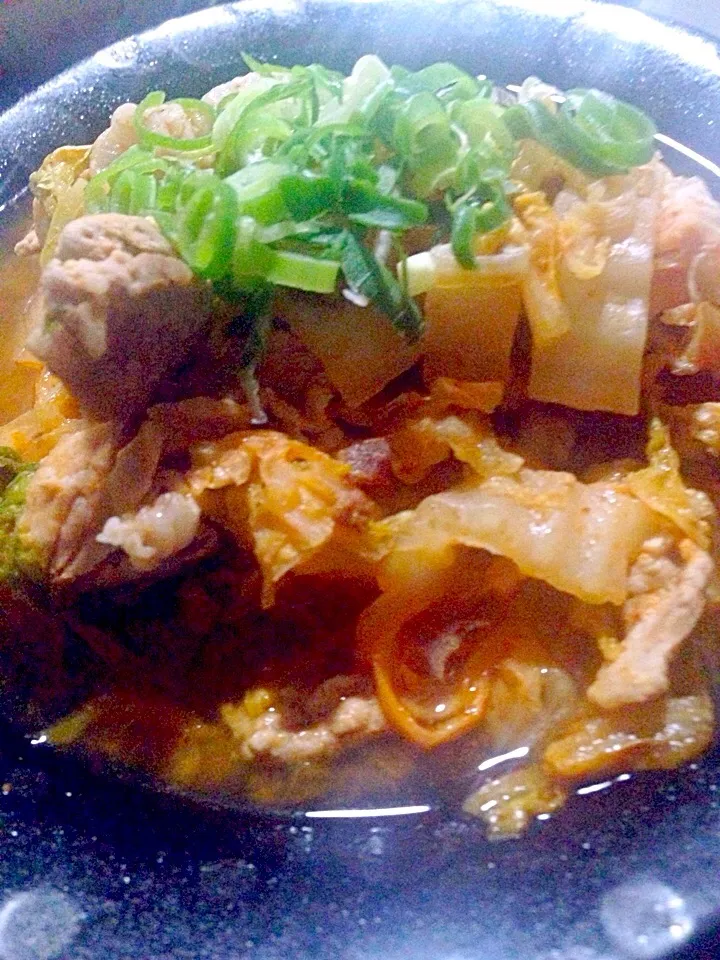 簡単チゲ
白菜、豚肉、豆腐で
味覇とコチュジャンで味付け
(このみで、砂糖や味噌、ニンニクを入れる)
ネギをパラッとし出来上がり！|ちなみんさん