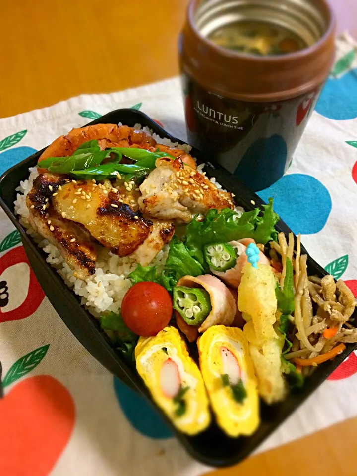 Snapdishの料理写真:旦那ちゃん弁当🎶
チキンガーリックソテー(ネギ添え)丼
ウイン
きんぴら
カニカマネギ入卵焼き
オクラベーコン
チビ海老天|BooBooさん