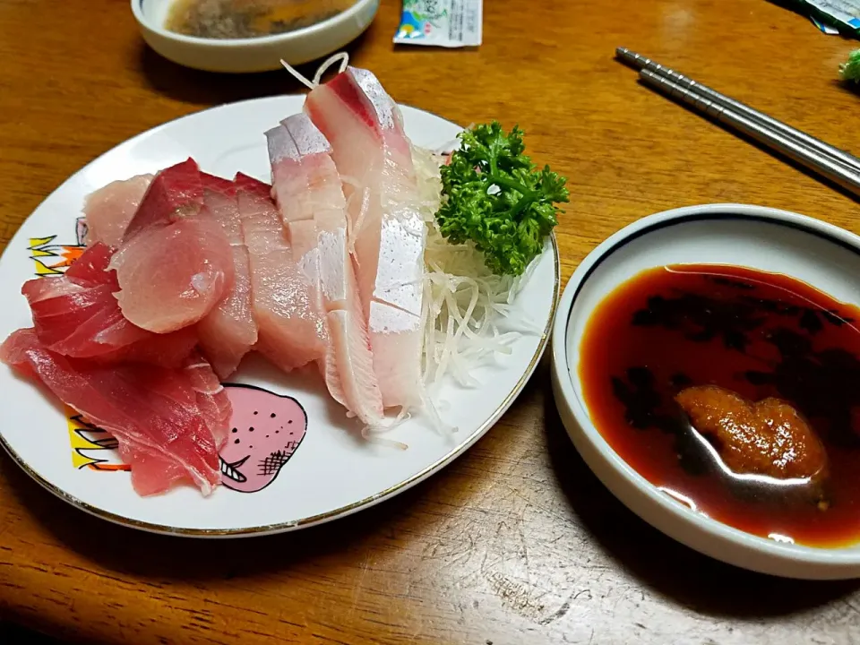 Snapdishの料理写真:昨晩のお酒のお伴 #刺身 #マグロ #鰤(ブリ)の日(12月20日)|Morito Kamiyaさん