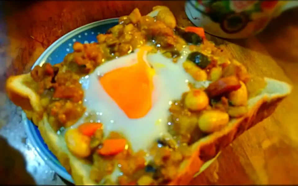 エッグカレー トースト🍛🍳🍞
昨日のマメマメカレー＆卵をのせて…💕|メイメイda.さん