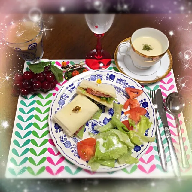 Snapdishの料理写真:おはようございます！手作りジャガイモ冷製スープ。💞ローストビーフのホットサンド作りました〜☆〜（ゝ。∂）今日も一日、お元気に〜！！|misuzumisuさん