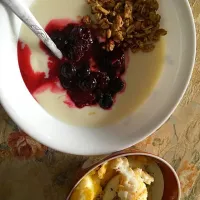 Yogurt with berries and nuts and fried eggs|Joyce Ruei Anさん