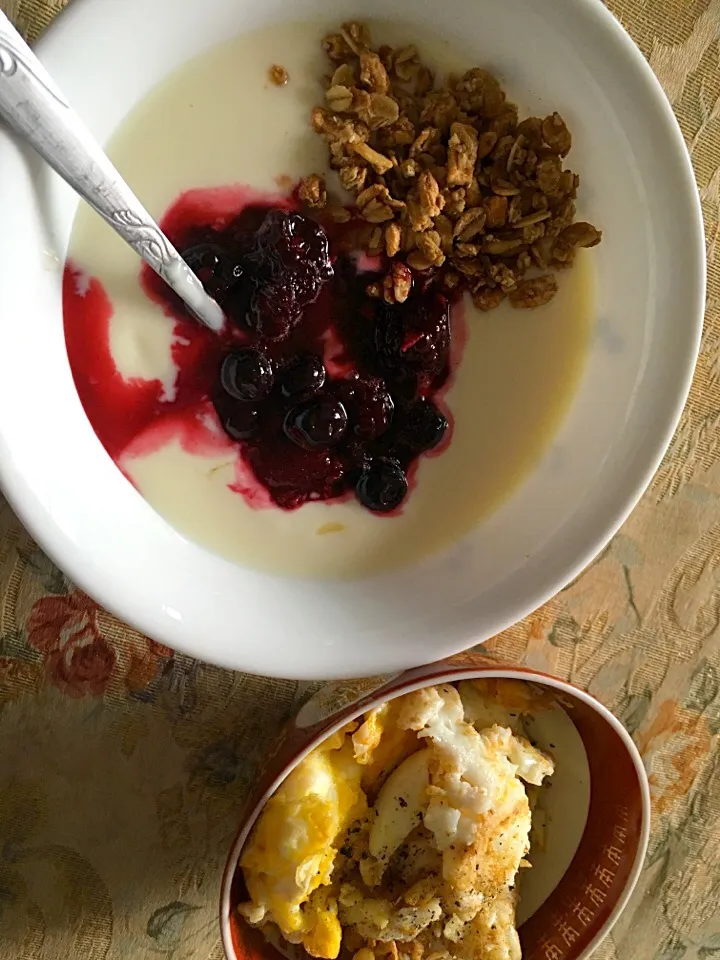 Yogurt with berries and nuts and fried eggs|Joyce Ruei Anさん