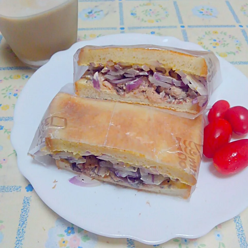 サバ缶紫玉葱サンド＆アイスカフェオレ|うたかた。さん