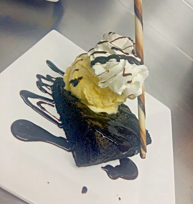 Brownie con helado|Alicia Perezさん