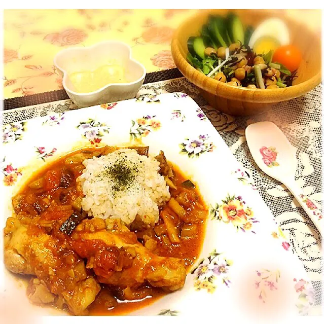 Snapdishの料理写真:みったんさんのチキントマトカレーと🍛
豆とひじきのサラダ☘|桜央里さん