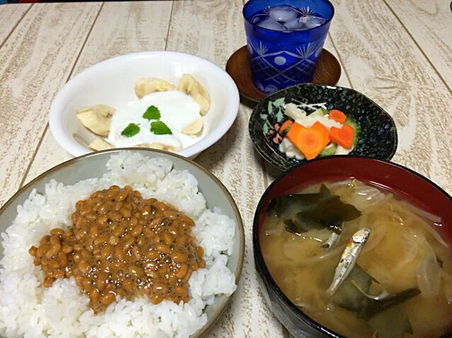 Snapdishの料理写真:今日の男飯(⌒-⌒; )朝ごはんバージョン♫納豆、味噌汁、ピクルスandバナナヨーグルト♫|ひーちゃんさん