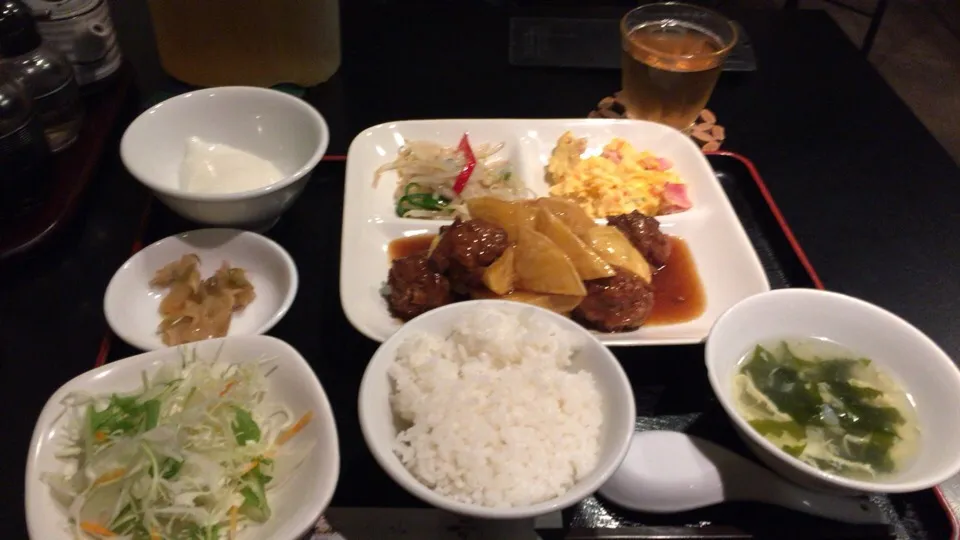 肉団子とジャガイモの甘辛煮定食|おっちさん