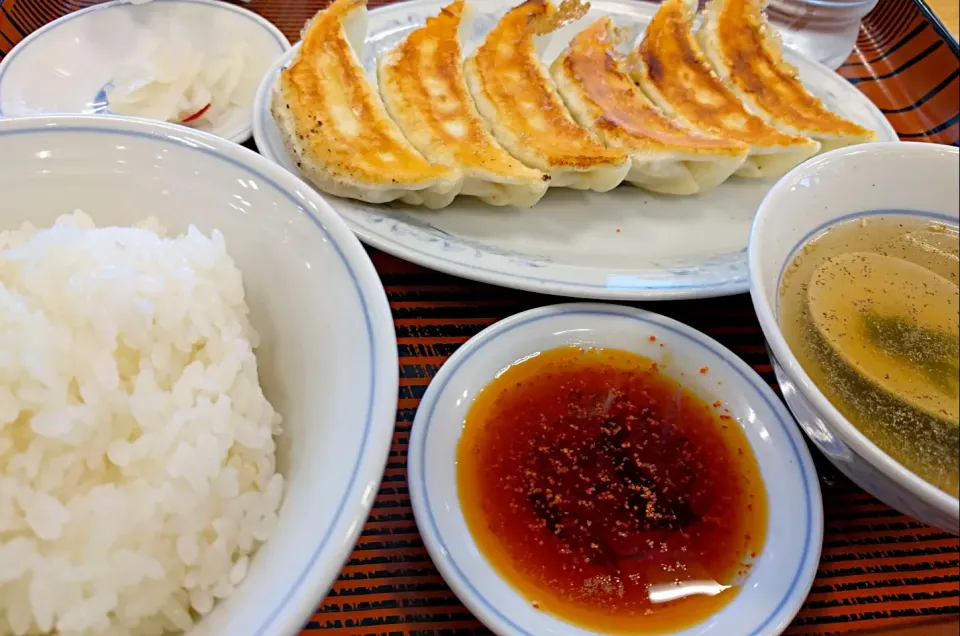 餃子ライス(スープ、お新香付き) ぎょうざの満州
 #ぎょうざの満州 #餃子 #定食|sakumaさん