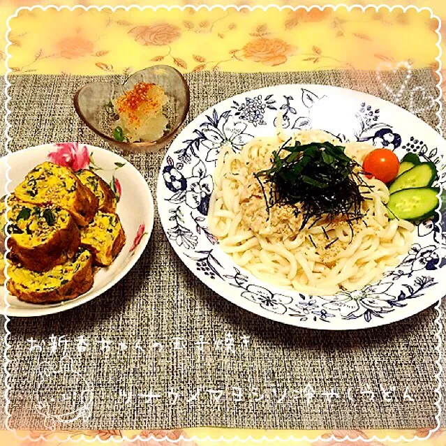 Tomokoちゃんの🍜うちの定番💖ツナウメマヨシソ冷やしうどん♪とおしんこうちゃんと大葉の玉子焼き🐣|桜央里さん