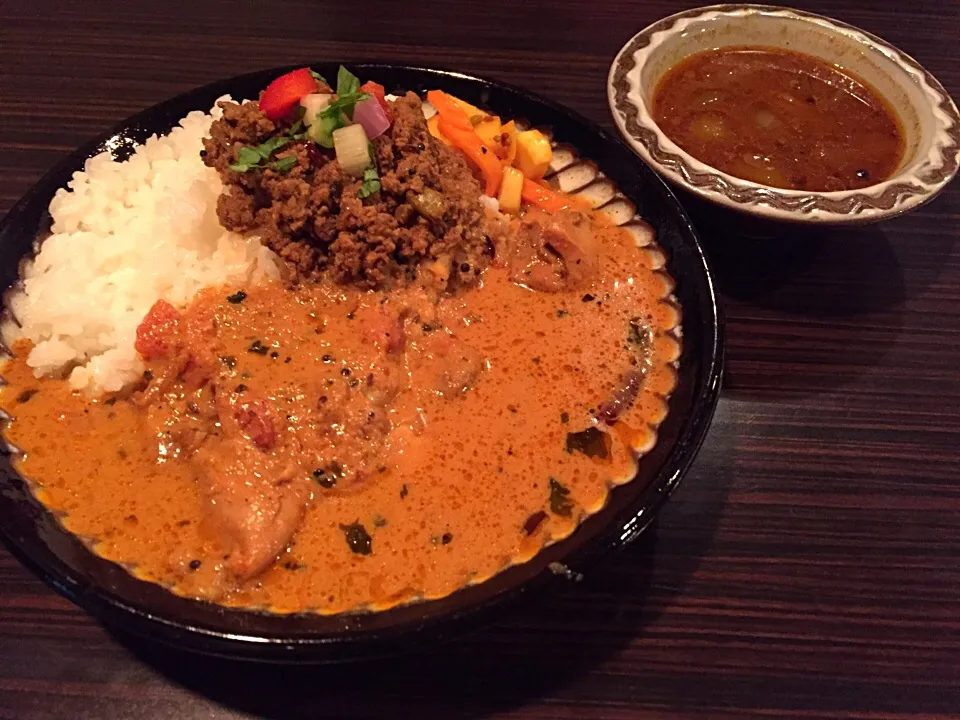 週末ヤドカリ営業してるカレー屋さん🍛いよいよ店舗借りるそうな👏けふのお昼は梅鶏、塩辛、セロリキーマのあいがけどす😋|にゃあ（芸名）さん