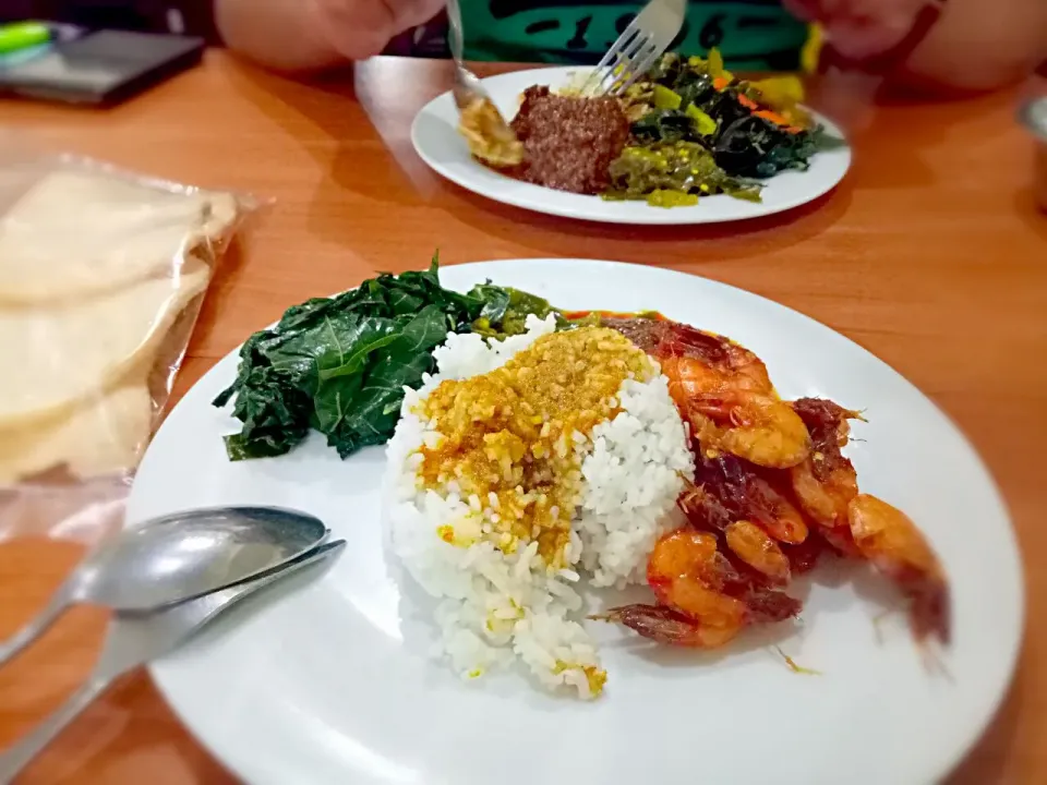 Snapdishの料理写真:Nasi padang,Udang sambal..
heuumm...wiiinnnnakkk...
 #Rumahpadang|Mukho Ayara Berlinaさん