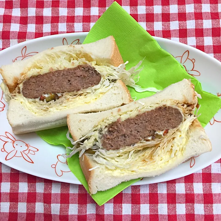 ハンバーグ、チーズ、キャベツ、ハラペーニョを挟んでます。|amikaさん