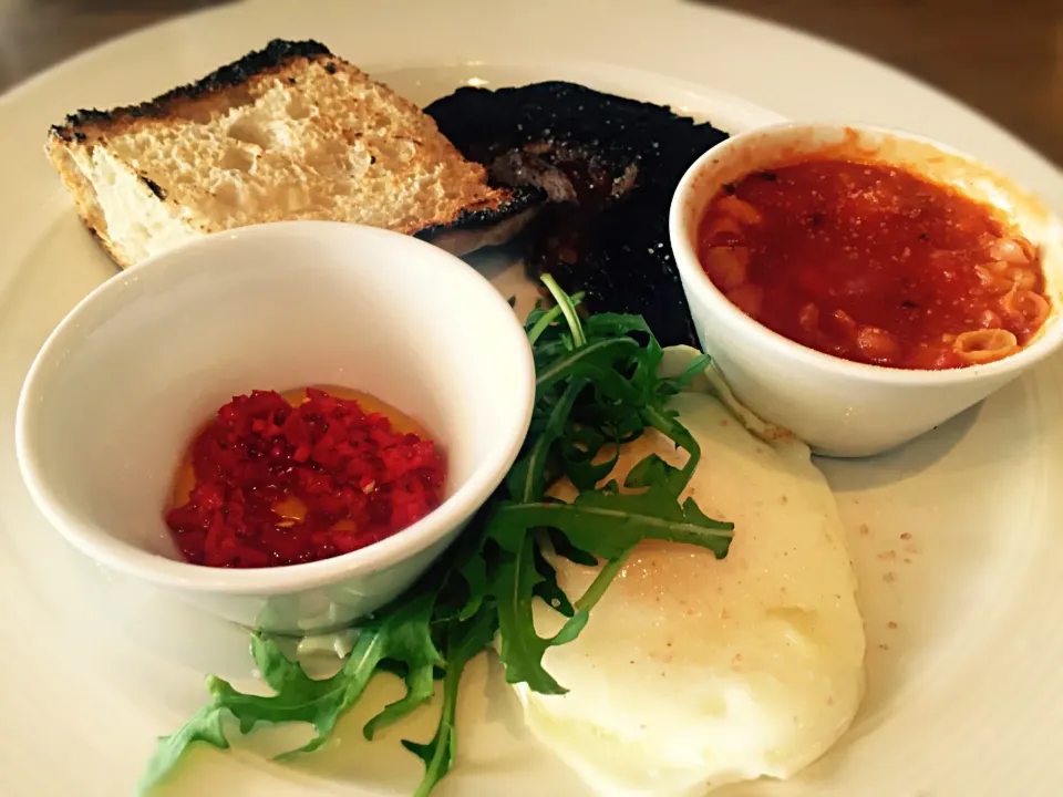 Fried egg, white beans & tomato, black mushroom, ciabatta, rocket & chilli|Sergio Lacuevaさん