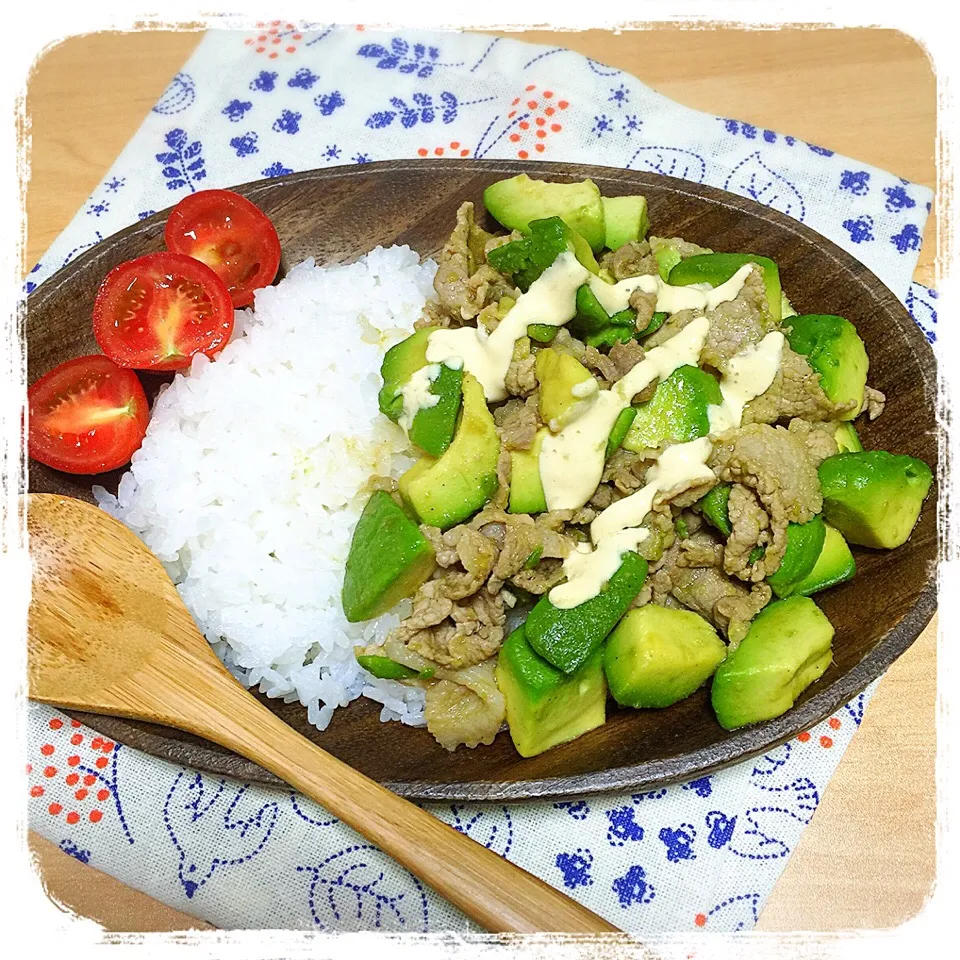 豚肉とアボカドのポン酢わさび炒め丼♡|きいこさん