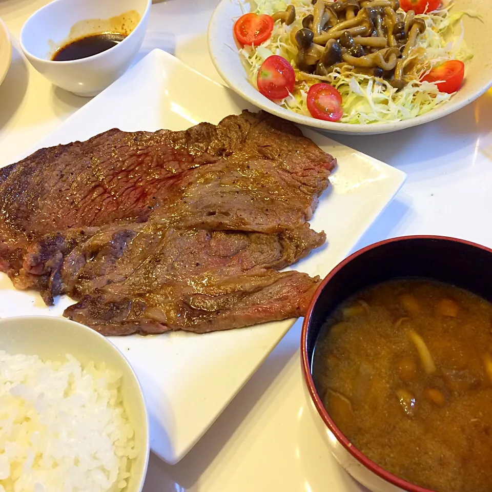 Snapdishの料理写真:❁肩ロースステーキ 200ｇ
❀キャベツとしめじのサラダ
✿なめこと豆腐の味噌汁

2016/09/10|ちび太さん