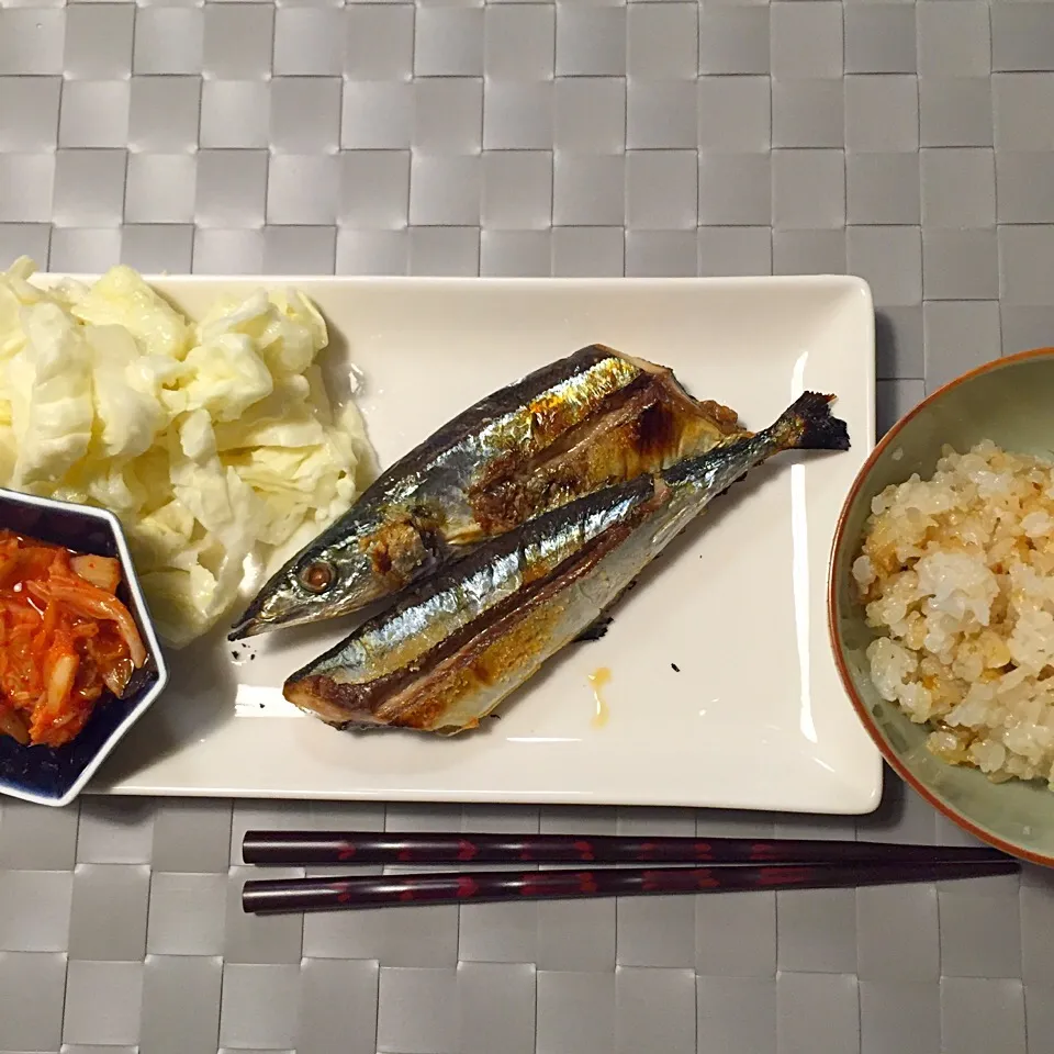 秋刀魚の塩焼と梅醤油の残りの梅の炊き込みごはん|ぱちねぇさん