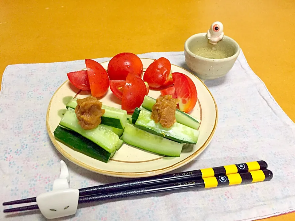 Snapdishの料理写真:味噌きゅう & 冷やしトマト!  (^-^)|Kei Satoさん