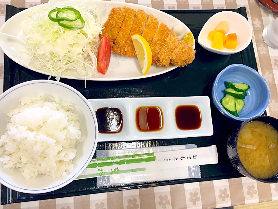 Snapdishの料理写真:越ノ光ポークのとんかつ定食|Makigelinaさん