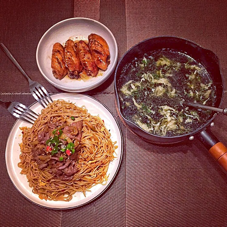 Grilled chicken, satay beef Stir-Fried Noodles with Vegetables, Seaweed and Egg Soup。|Connyさん